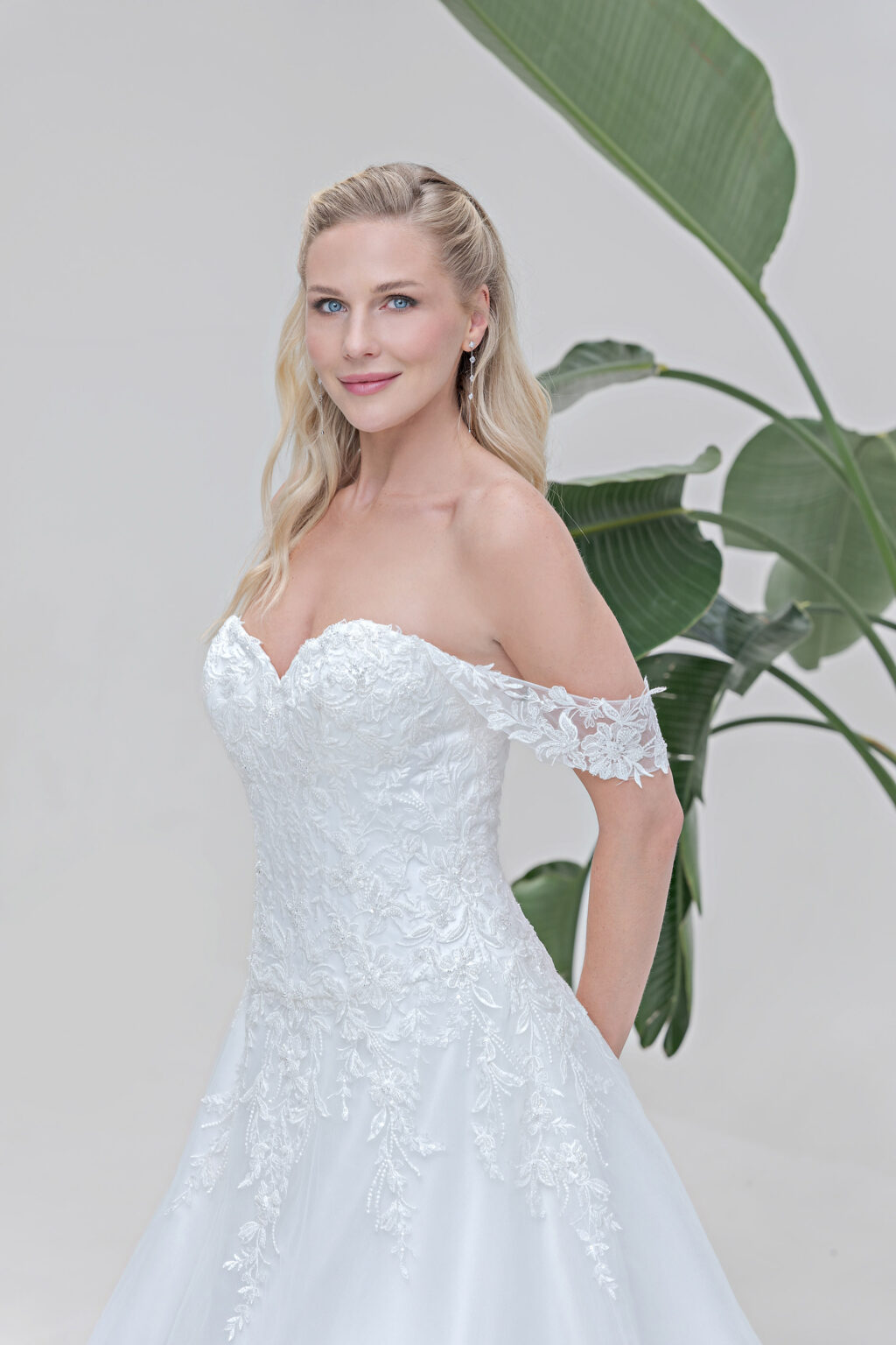 Amera Vera Kollektion 2025 Brautkleid B2533 (2) Juno das Hochzeitshaus Brautmode Meinersen Wolfsburg Gifhorn