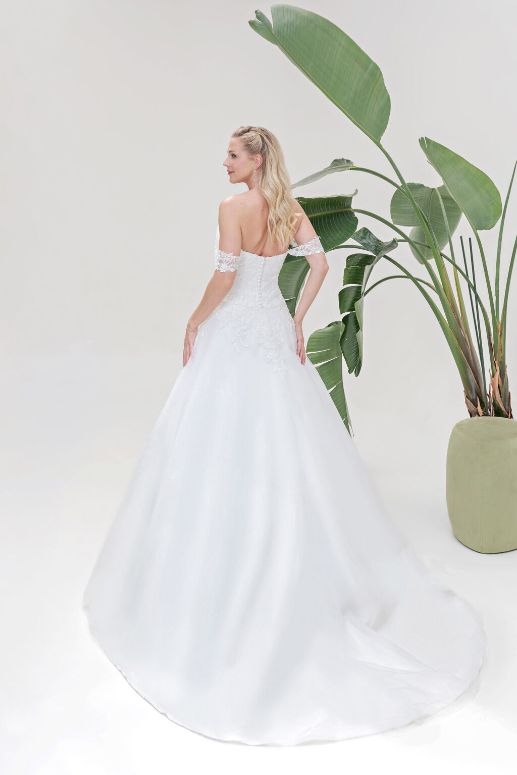 Amera Vera Kollektion 2025 Brautkleid B2533 (3) Juno das Hochzeitshaus Brautmode Meinersen Wolfsburg Gifhorn