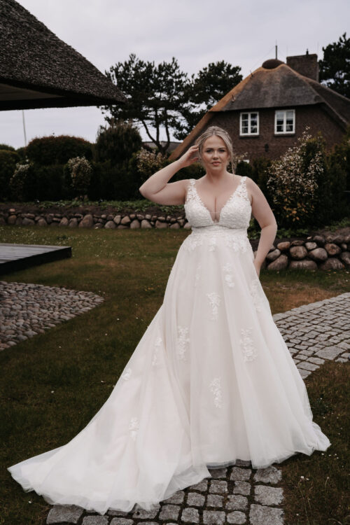 Molly Monroe 2026 ivory Curvy Brautkleid LB512 10 Juno das Hochzeitshaus Meinersen Gifhorn