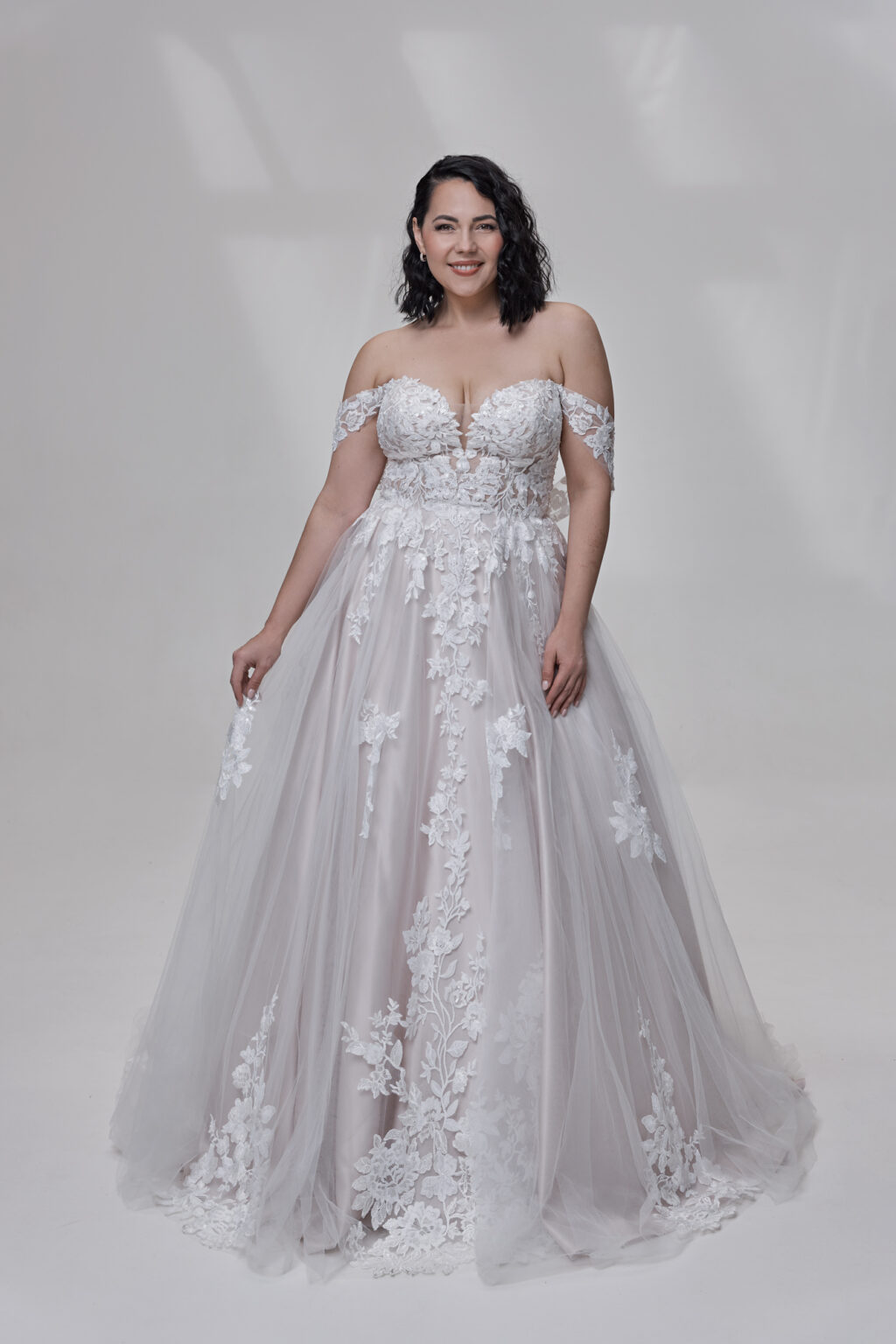 Molly Monroe by Lohrengel Kollektion 2025 Curvy Brautkleid LB507 1 Plus Size Brautkleid Juno das Hochzeitshaus Meinersen bei Braunschweig Wolfsburg
