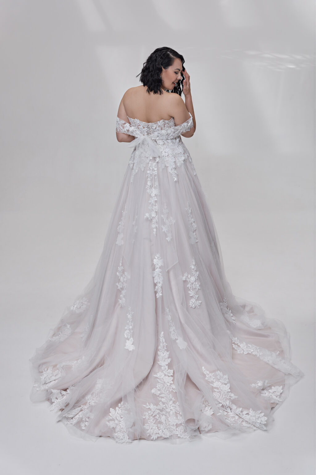 Molly Monroe by Lohrengel Kollektion 2025 Curvy Brautkleid LB507 3 Plus Size Brautkleid Juno das Hochzeitshaus Meinersen bei Braunschweig Wolfsburg
