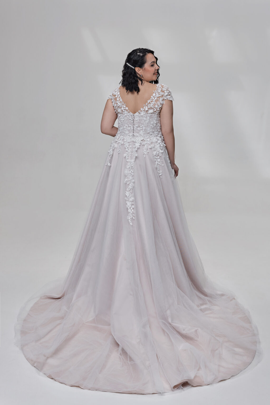 Molly Monroe by Lohrengel Kollektion 2025 Curvy Brautkleid LB508 3 Plus Size Brautkleid Juno das Hochzeitshaus Meinersen bei Braunschweig Wolfsburg