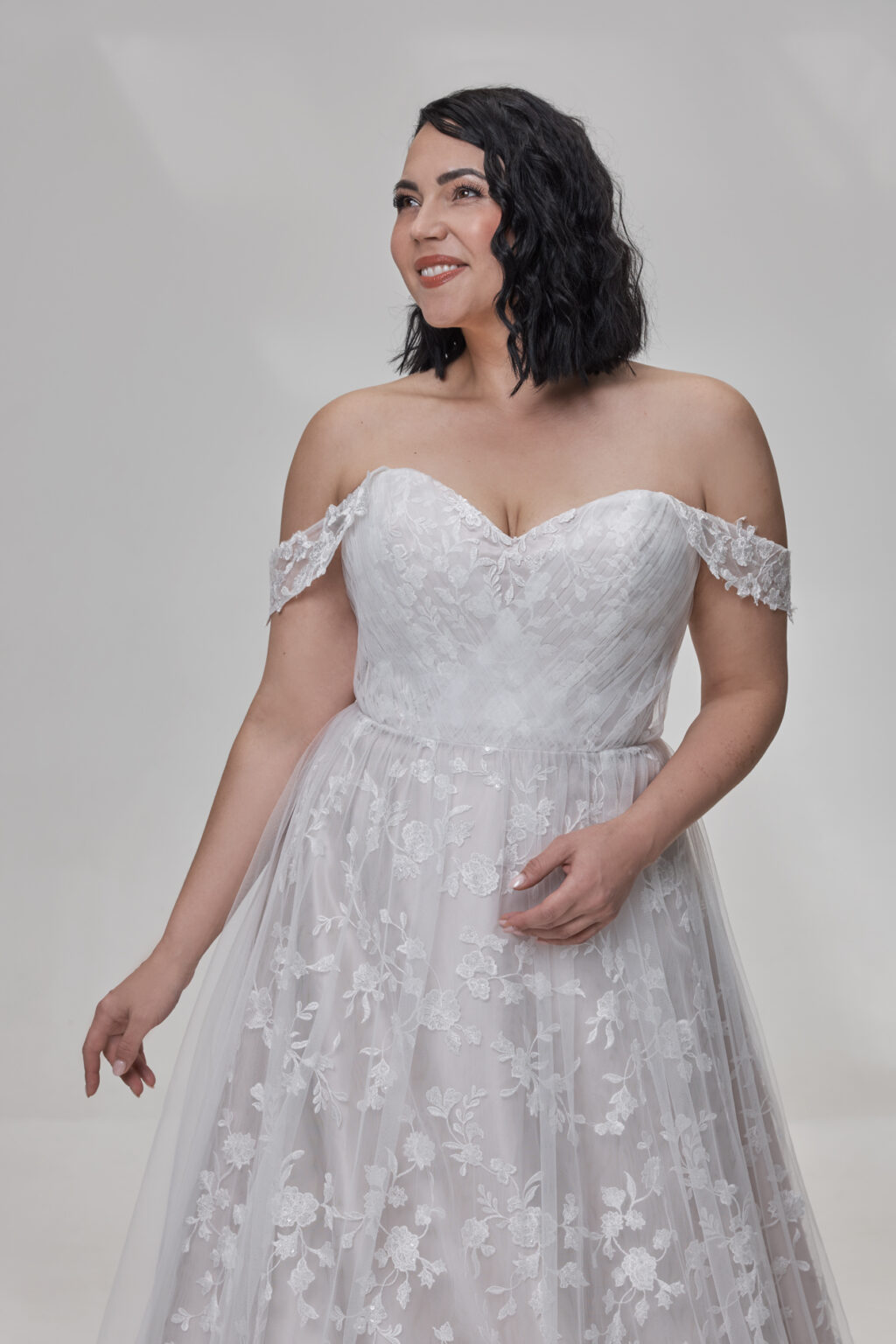 Molly Monroe by Lohrengel Kollektion 2025 Curvy Brautkleid LB527 2 Plus Size Brautkleid Juno das Hochzeitshaus Meinersen bei Braunschweig Wolfsburg