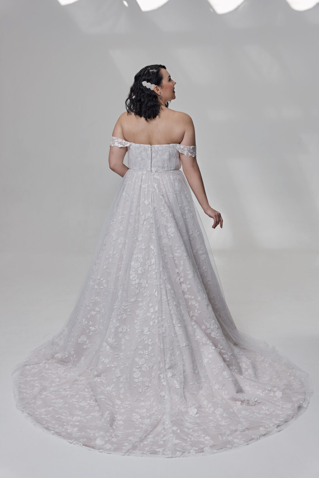 Molly Monroe by Lohrengel Kollektion 2025 Curvy Brautkleid LB527 3 Plus Size Brautkleid Juno das Hochzeitshaus Meinersen bei Braunschweig Wolfsburg